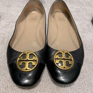 Sz 8.5 black w gold emblem Tory Burch flats